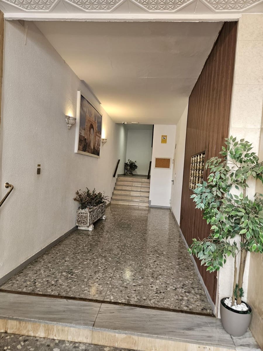 2 soverom Leilighet til leie i Sevilla by - € 1 000 (Ref: 9804371)