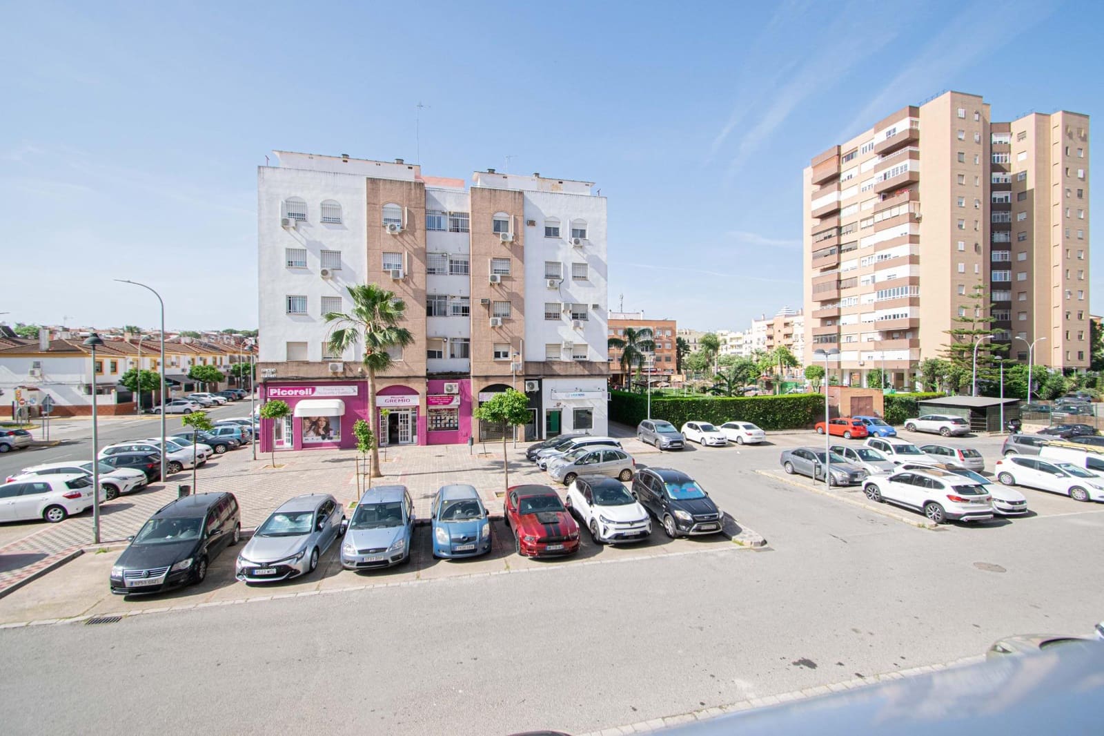 3 bedroom Flat for sale in Montequinto with pool - € 240,000 (Ref: 9811976)