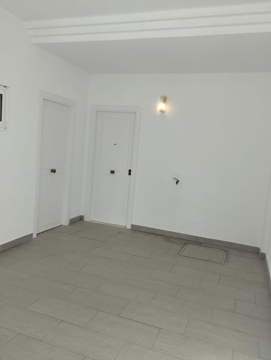 4 soveværelse Lejlighed til leje i Sevilla by med swimmingpool garage - € 1.100 (Ref: 9815918)