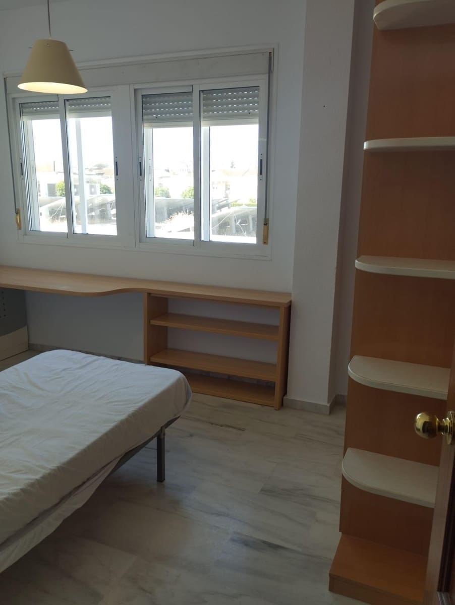 4 soveværelse Lejlighed til leje i Sevilla by med swimmingpool garage - € 1.100 (Ref: 9815918)