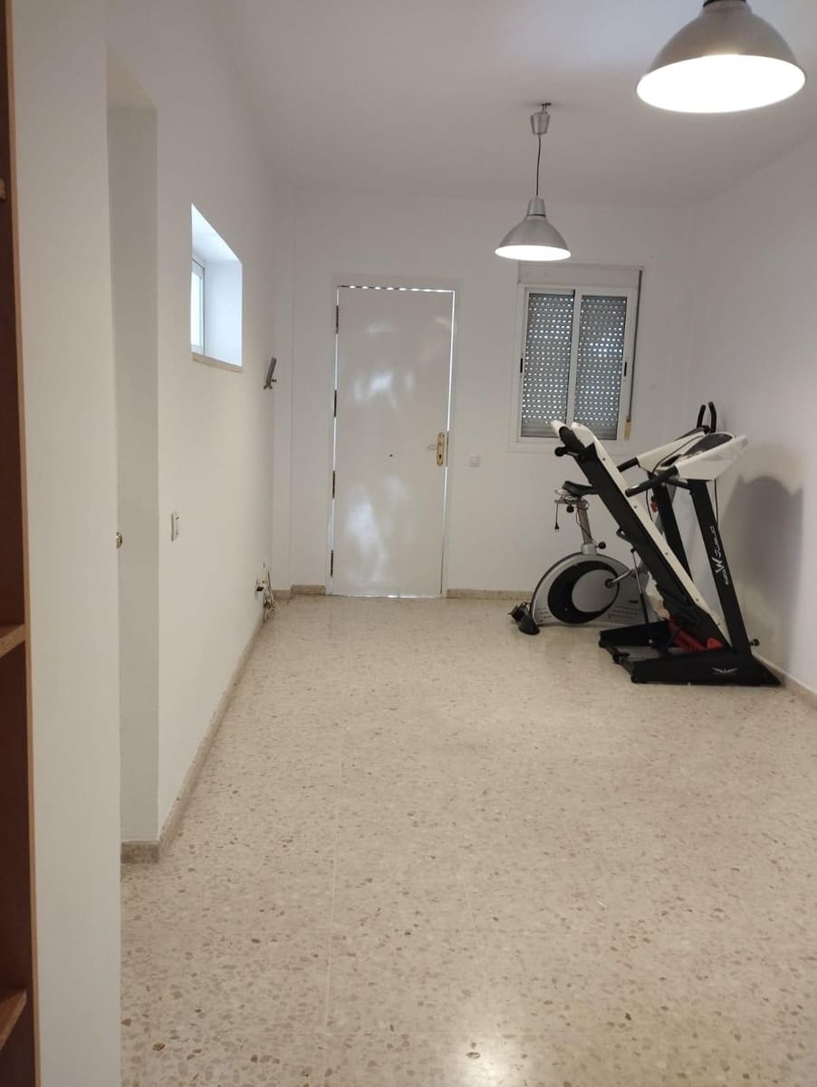 4 soveværelse Lejlighed til leje i Sevilla by med swimmingpool garage - € 1.100 (Ref: 9815918)