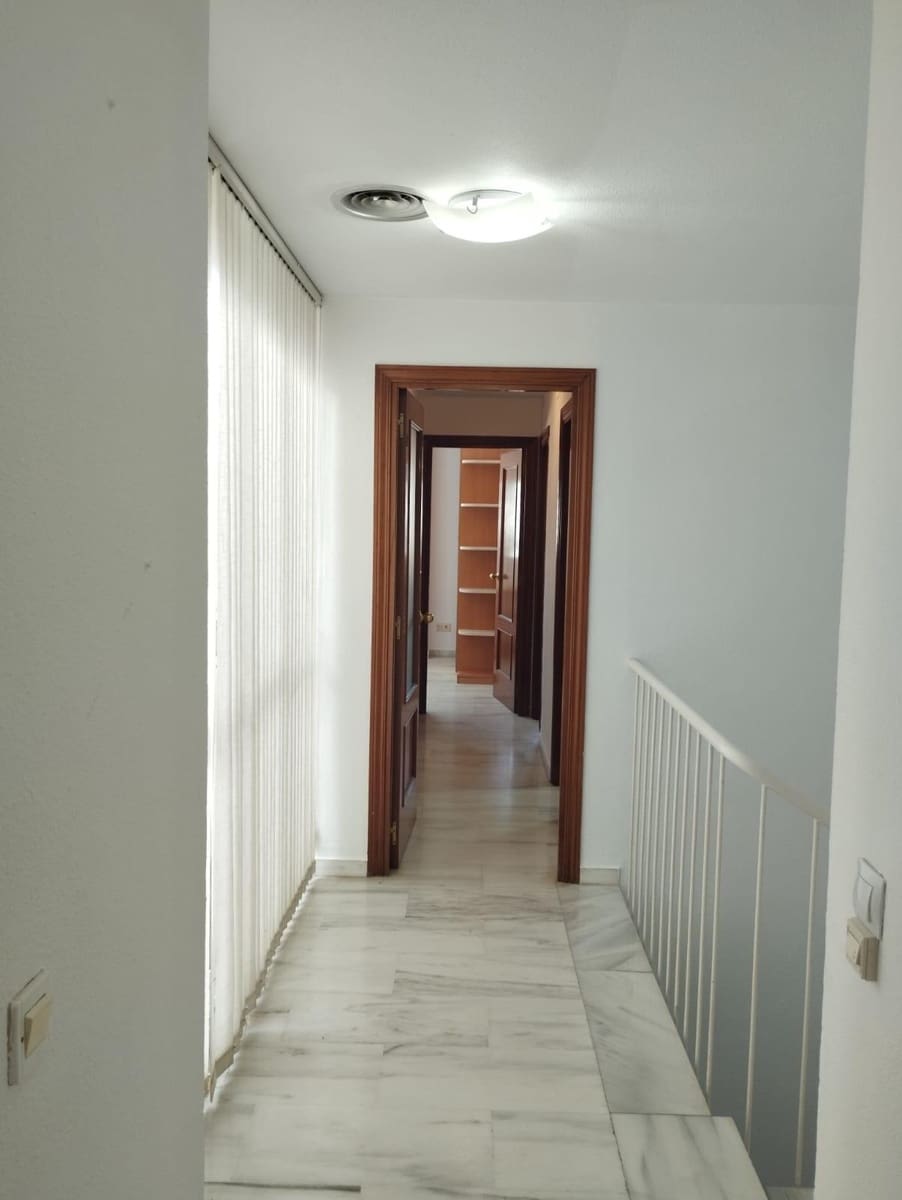 4 soveværelse Lejlighed til leje i Sevilla by med swimmingpool garage - € 1.100 (Ref: 9815918)