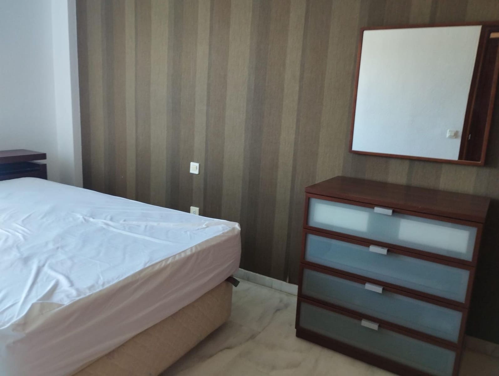 4 soveværelse Lejlighed til leje i Sevilla by med swimmingpool garage - € 1.100 (Ref: 9815918)