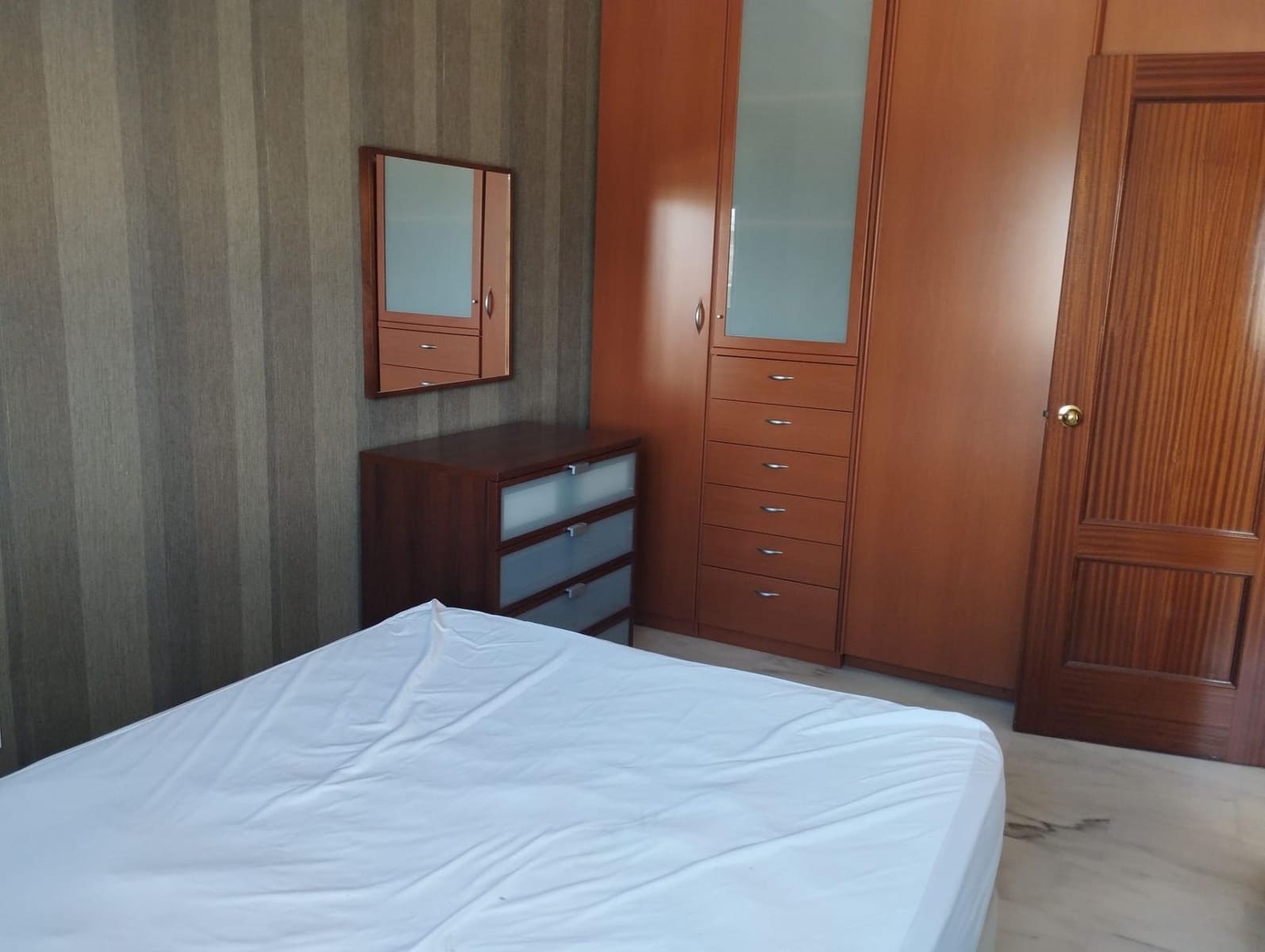 4 soveværelse Lejlighed til leje i Sevilla by med swimmingpool garage - € 1.100 (Ref: 9815918)