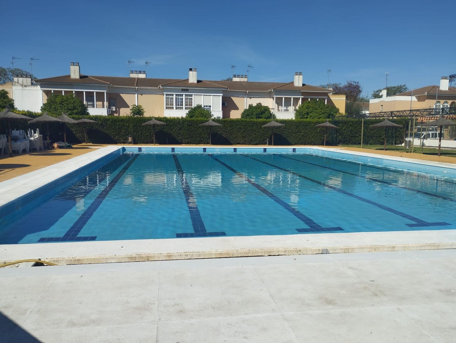 4 bedroom Flat for rent in Seville city with pool garage - € 1,100 (Ref: 9815918)