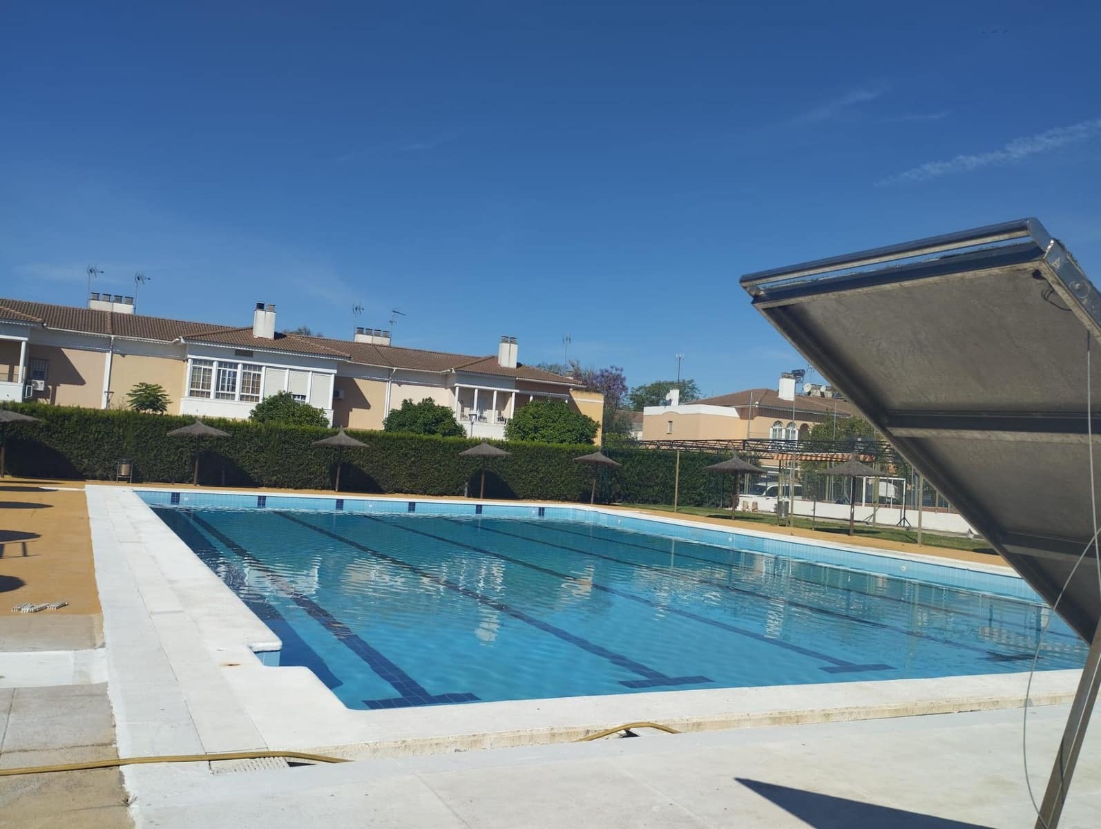 4 bedroom Flat for rent in Seville city with pool garage - € 1,100 (Ref: 9815918)