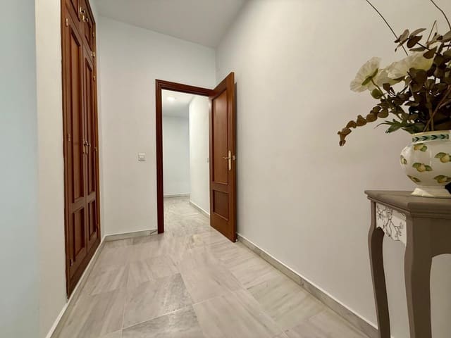 3 bedroom Flat for rent in Seville city - € 1,300 (Ref: 9822990)