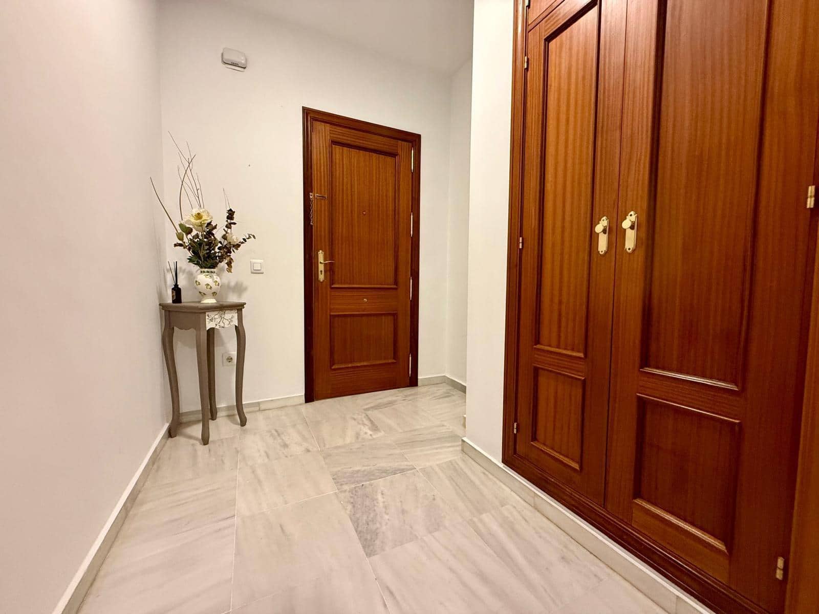 3 bedroom Flat for rent in Seville city - € 1,300 (Ref: 9822990)