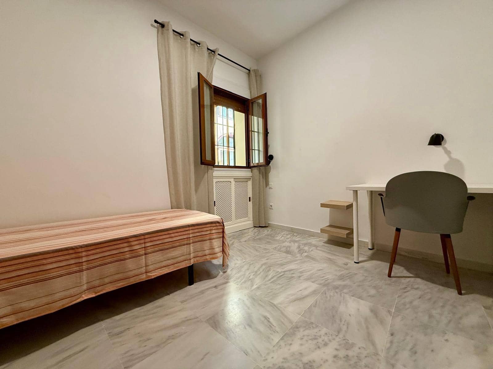 3 bedroom Flat for rent in Seville city - € 1,300 (Ref: 9822990)