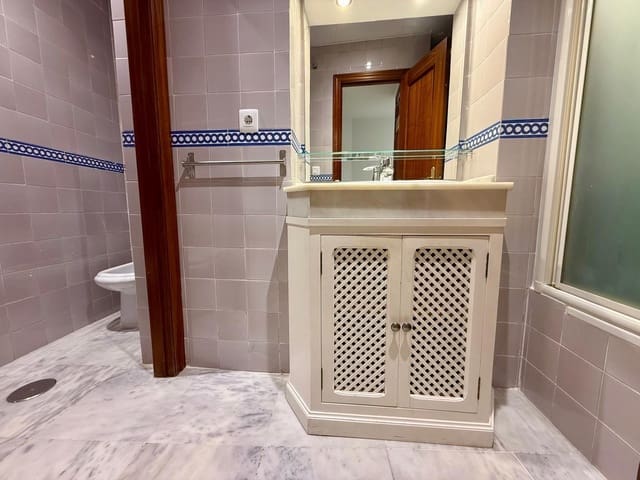 3 bedroom Flat for rent in Seville city - € 1,300 (Ref: 9822990)
