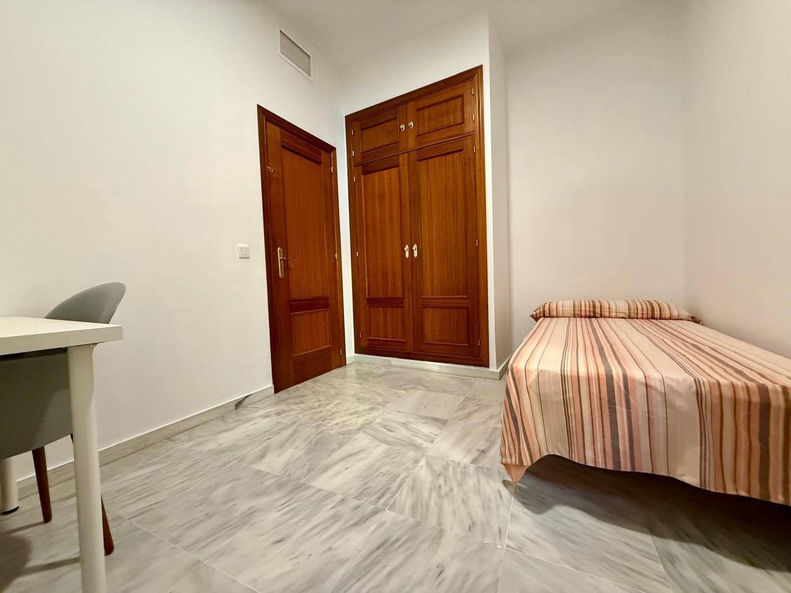 3 bedroom Flat for rent in Seville city - € 1,300 (Ref: 9822990)