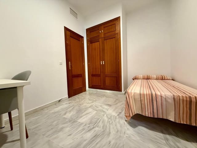 3 bedroom Flat for rent in Seville city - € 1,300 (Ref: 9822990)