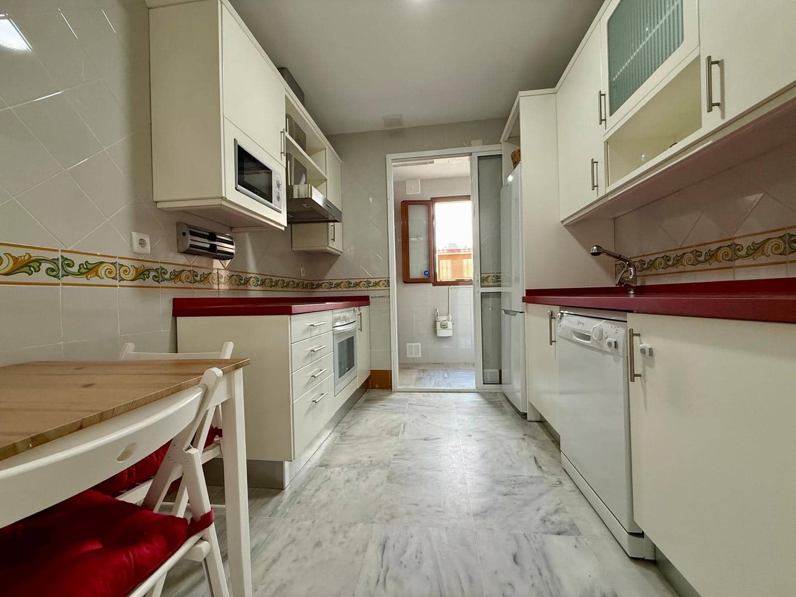 3 bedroom Flat for rent in Seville city - € 1,300 (Ref: 9822990)