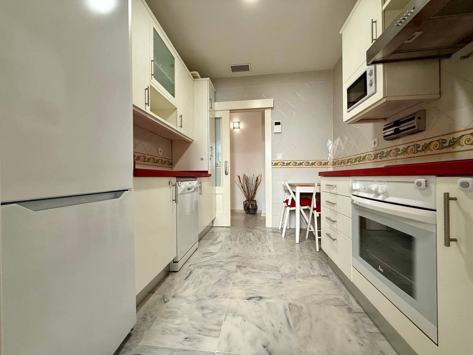 3 bedroom Flat for rent in Seville city - € 1,300 (Ref: 9822990)