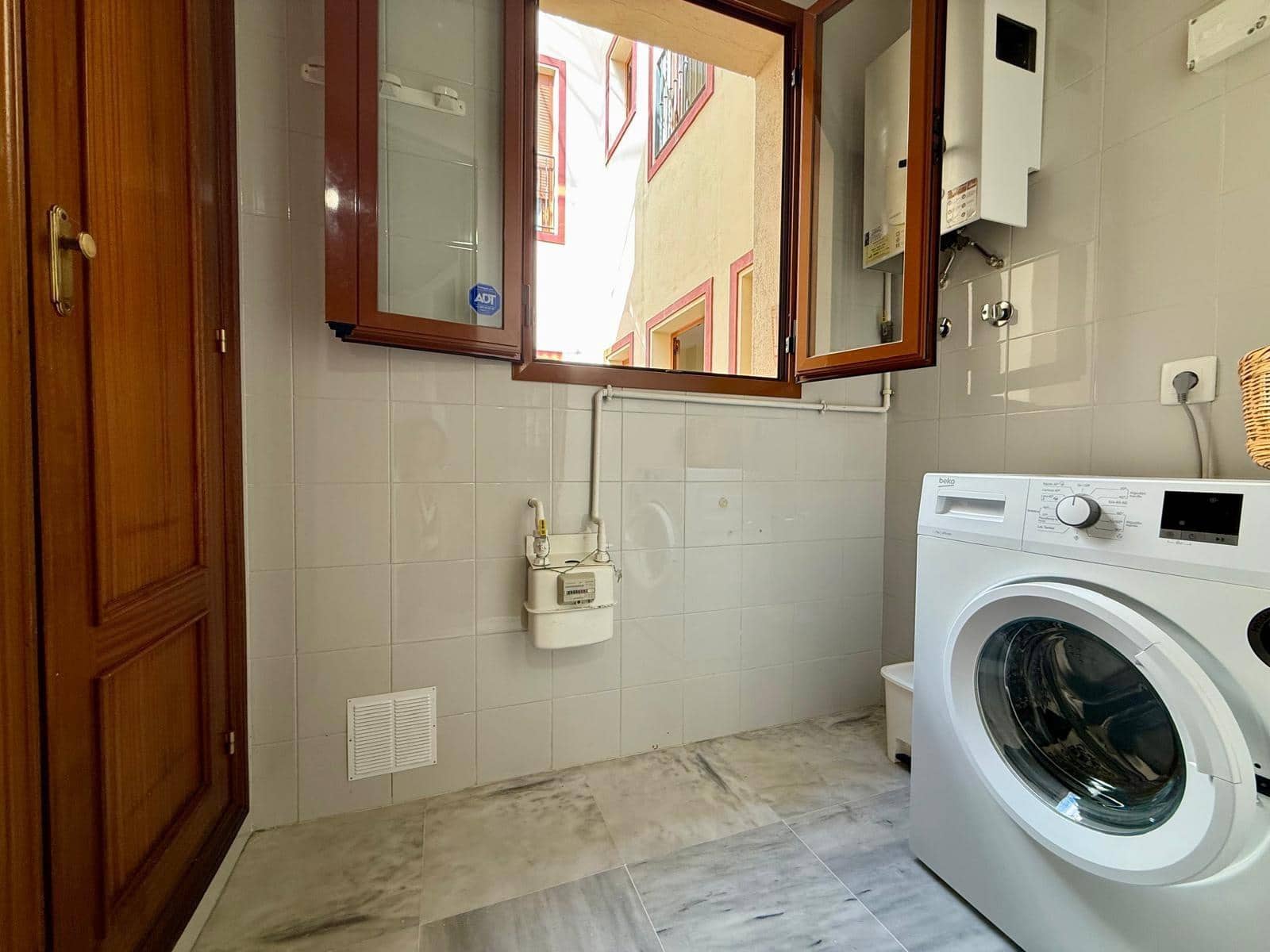 3 bedroom Flat for rent in Seville city - € 1,300 (Ref: 9822990)