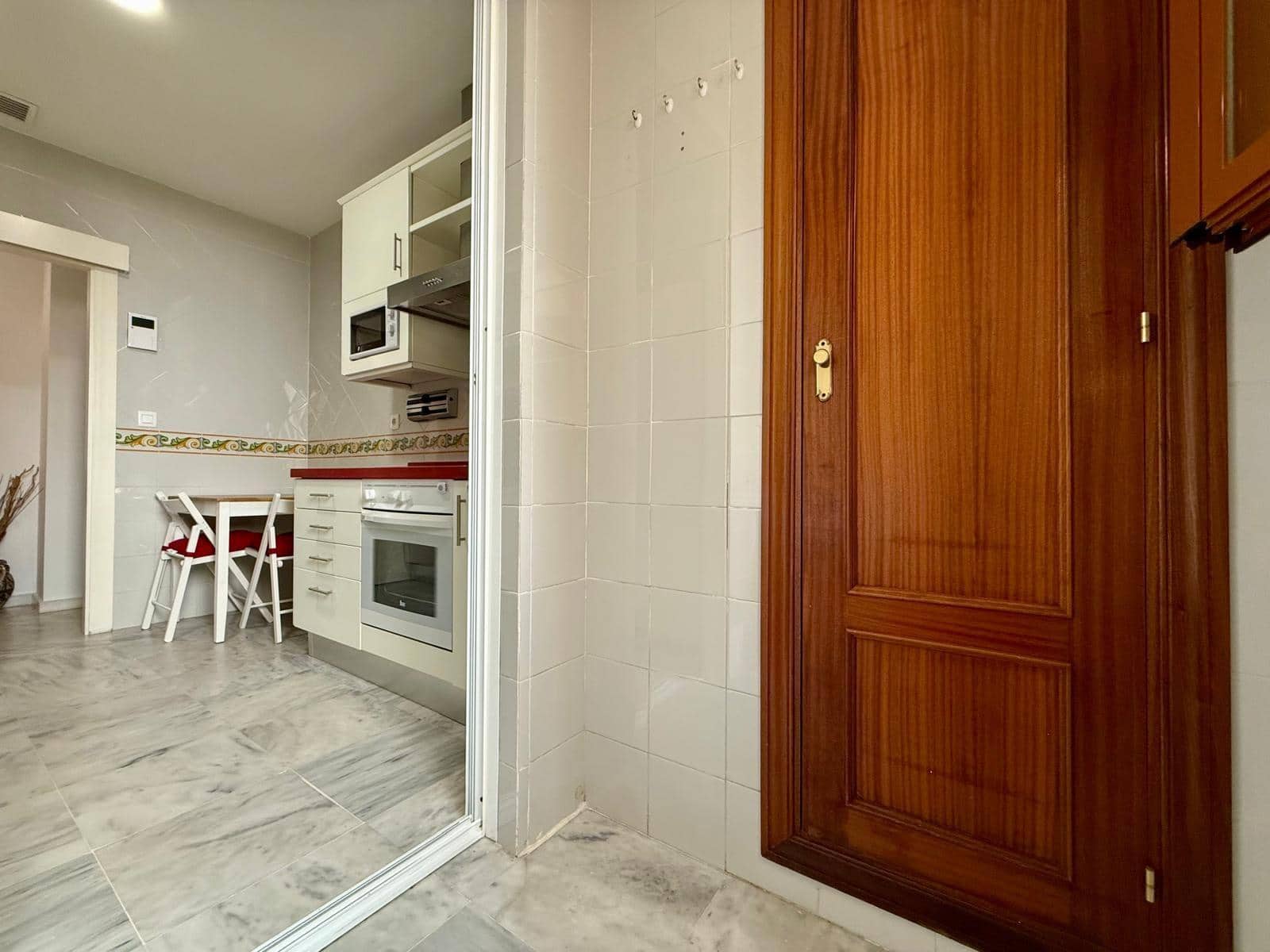 3 bedroom Flat for rent in Seville city - € 1,300 (Ref: 9822990)