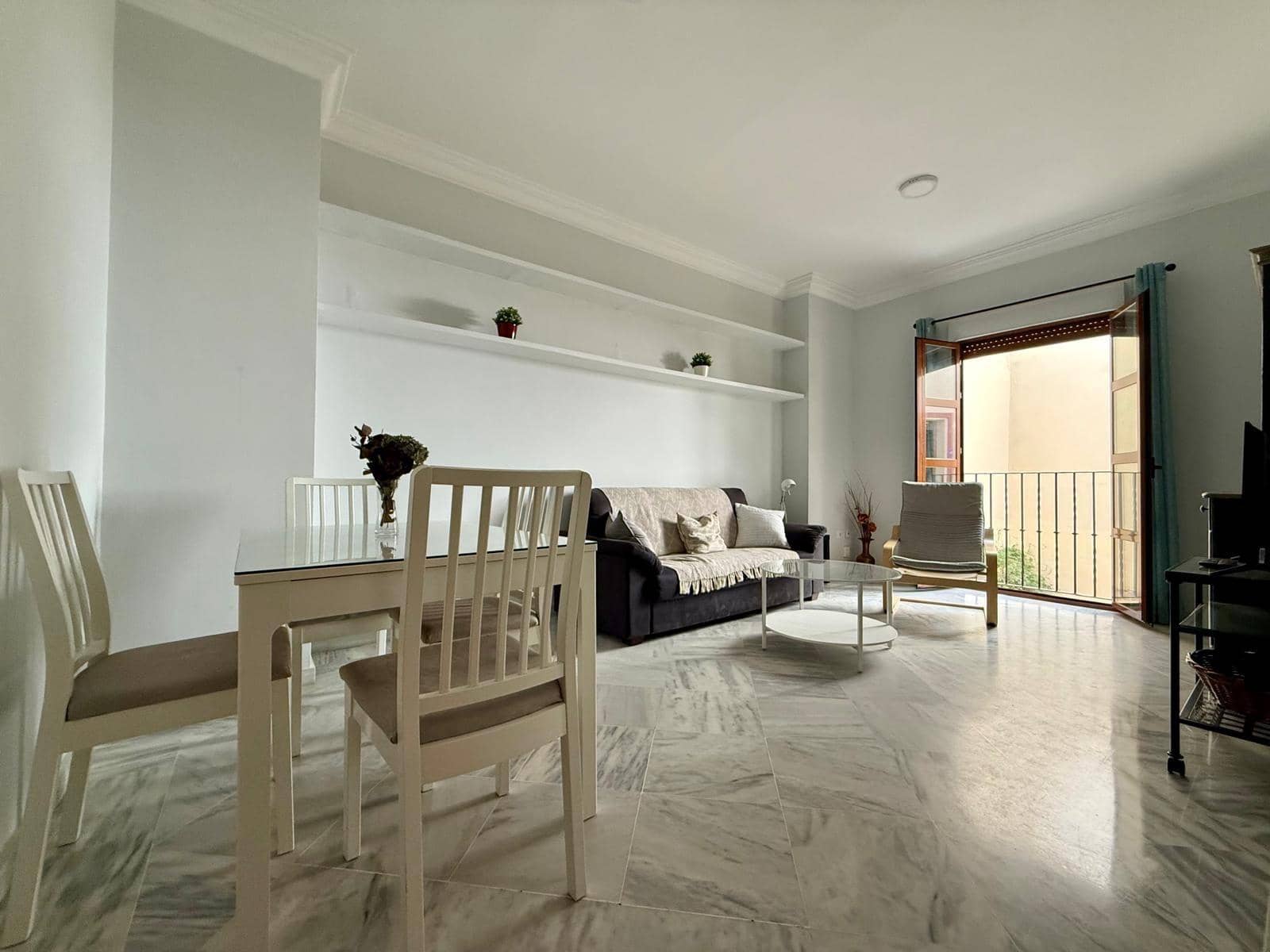 3 bedroom Flat for rent in Seville city - € 1,300 (Ref: 9822990)