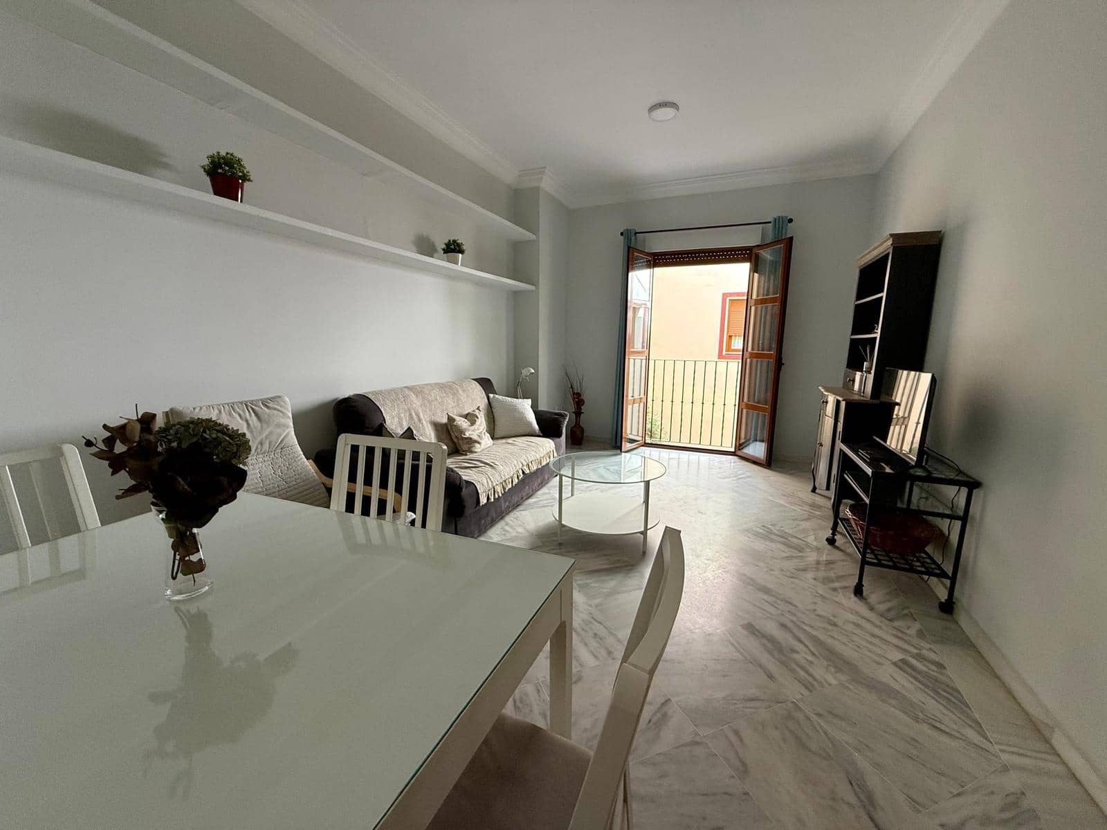 3 bedroom Flat for rent in Seville city - € 1,300 (Ref: 9822990)