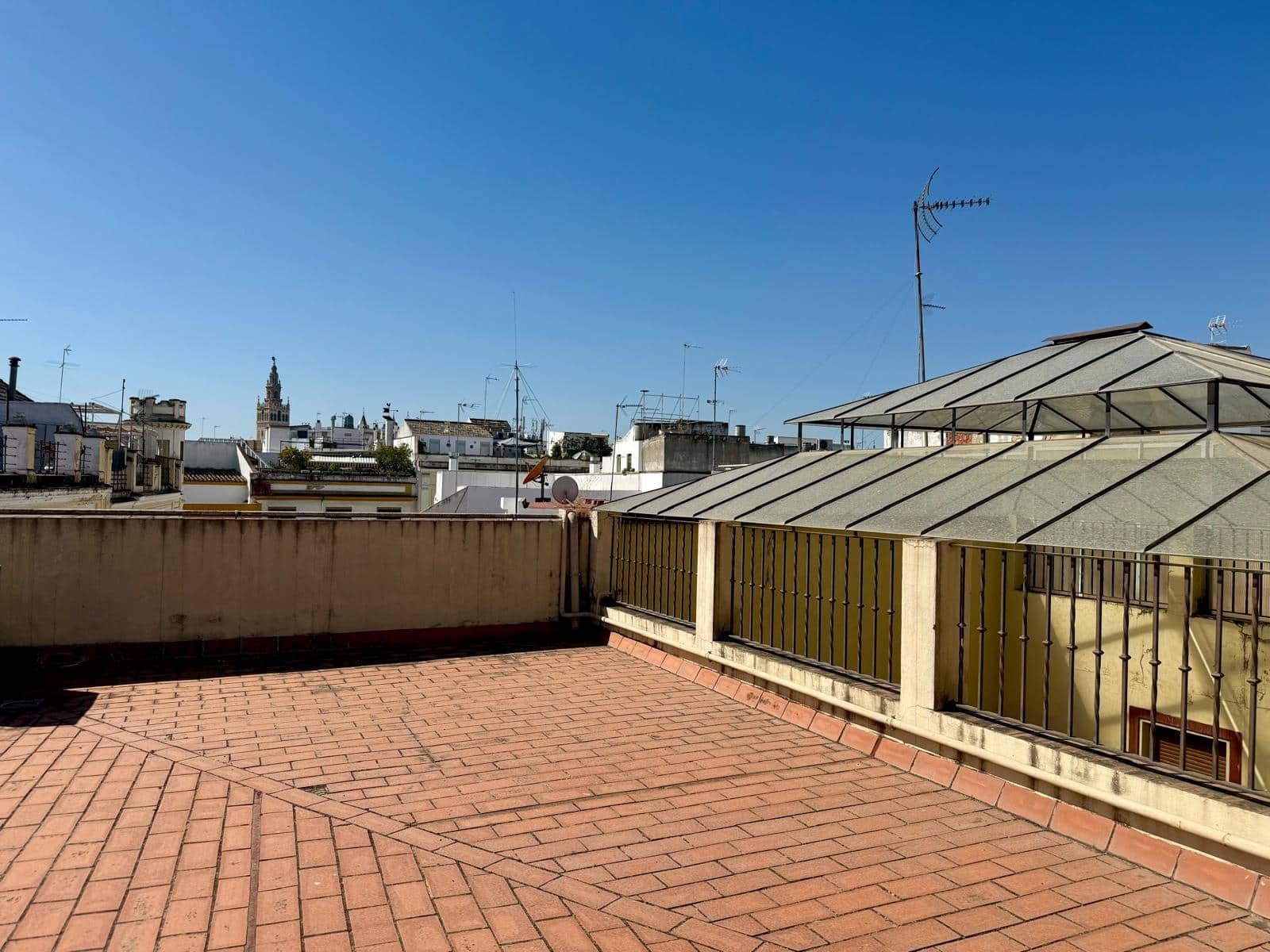 3 bedroom Flat for rent in Seville city - € 1,300 (Ref: 9822990)
