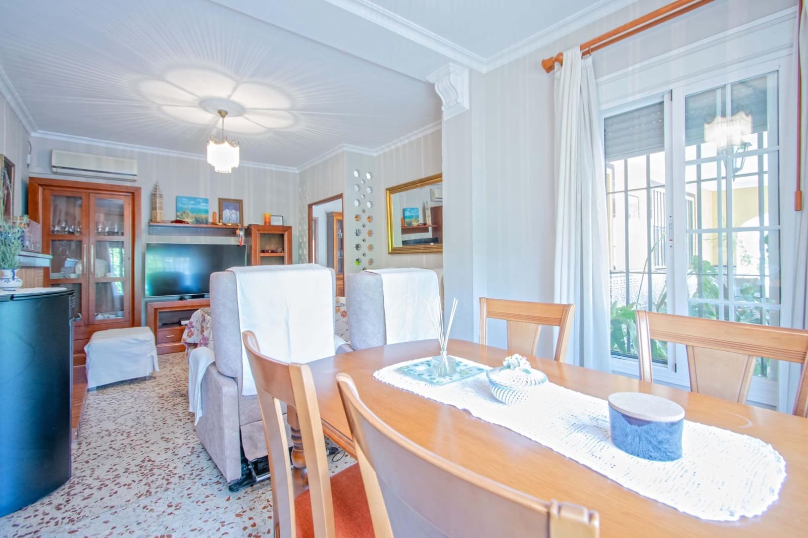 Chalet de 5 habitaciones en Mairena del Aljarafe en venta - 700.000 € (Ref: 9831596)