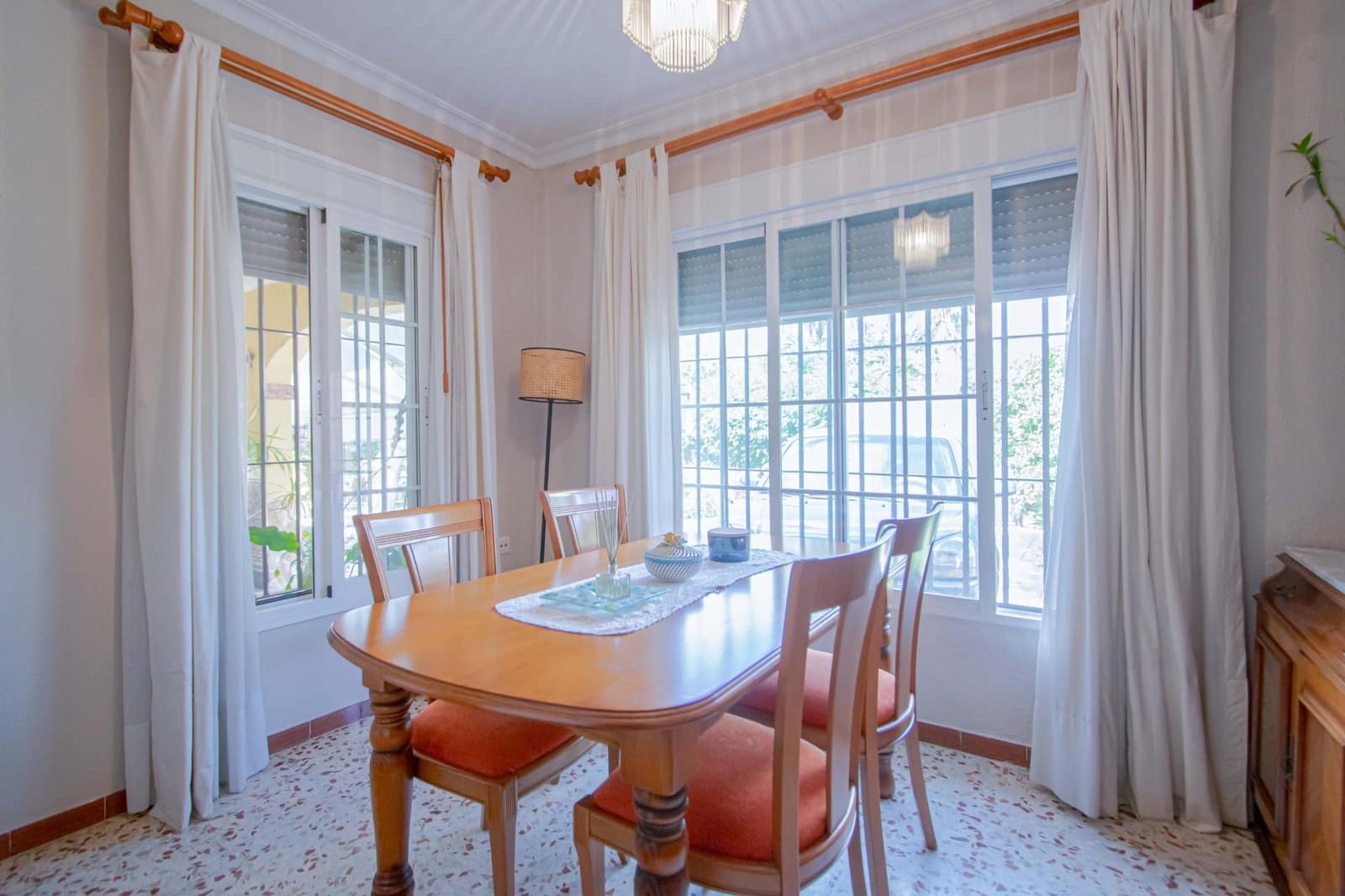 Chalet de 5 habitaciones en Mairena del Aljarafe en venta - 700.000 € (Ref: 9831596)