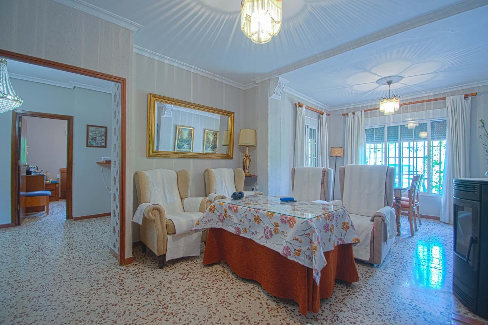 Chalet de 5 habitaciones en Mairena del Aljarafe en venta - 700.000 € (Ref: 9831596)