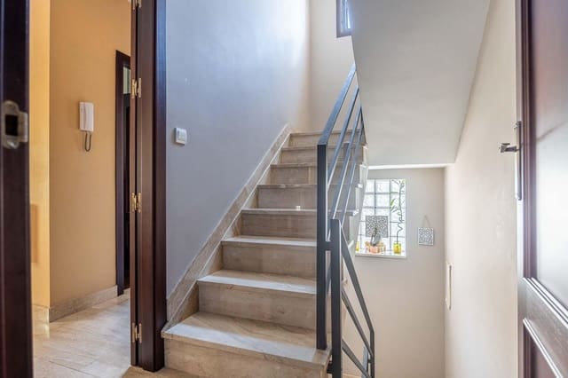 4 soveværelse Rækkehus til salg i Sevilla by med garage - € 790.000 (Ref: 9833723)
