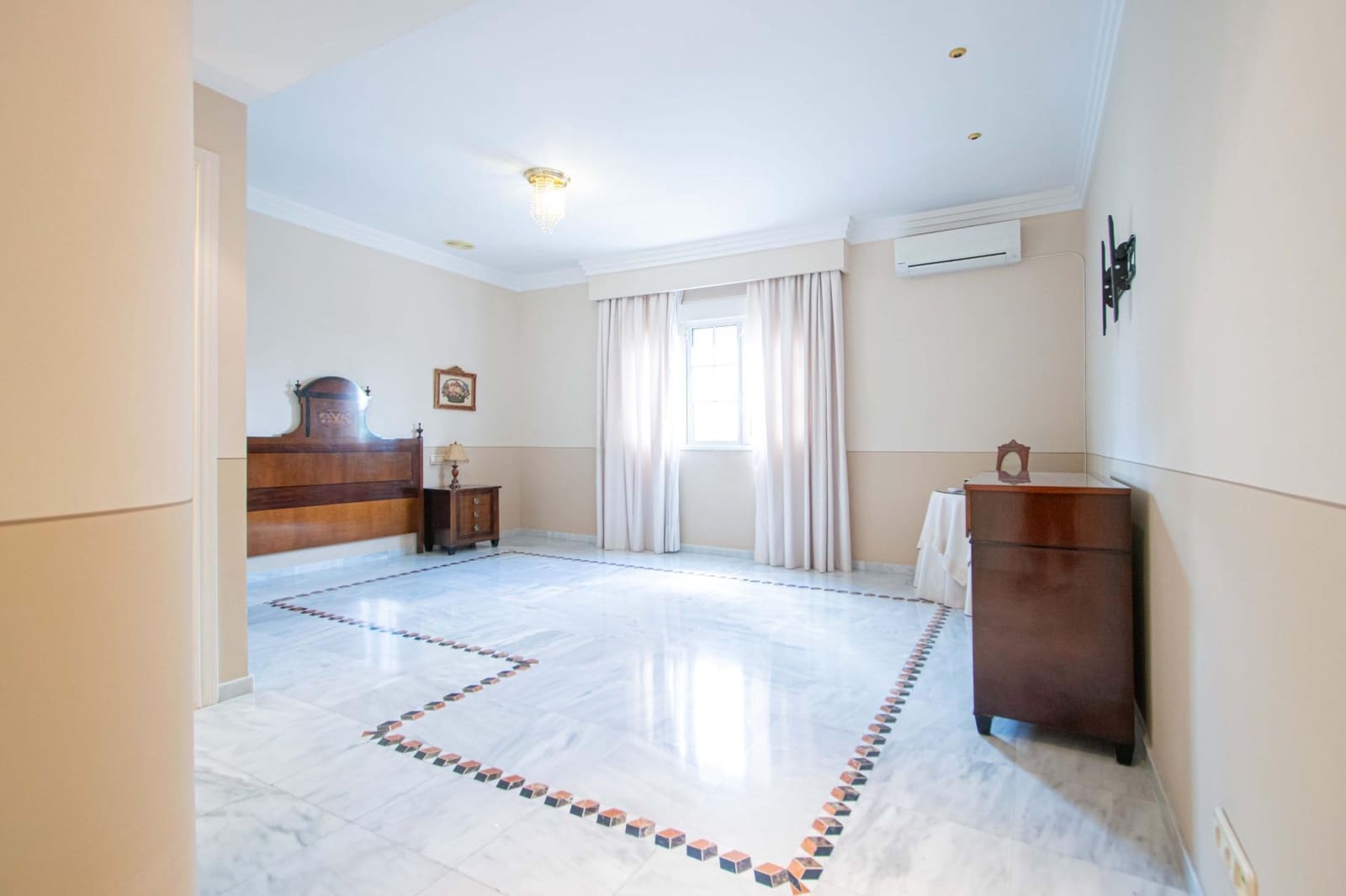 5 bedroom Semi-detached Villa for sale in Utrera with pool - € 595,000 (Ref: 9843463)