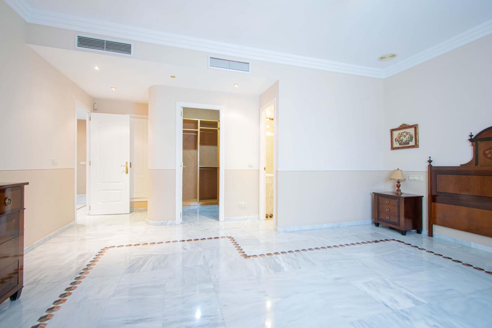 5 bedroom Semi-detached Villa for sale in Utrera with pool - € 595,000 (Ref: 9843463)