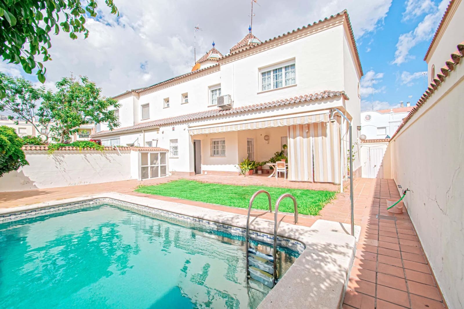 5 bedroom Semi-detached Villa for sale in Utrera with pool - € 595,000 (Ref: 9843463)