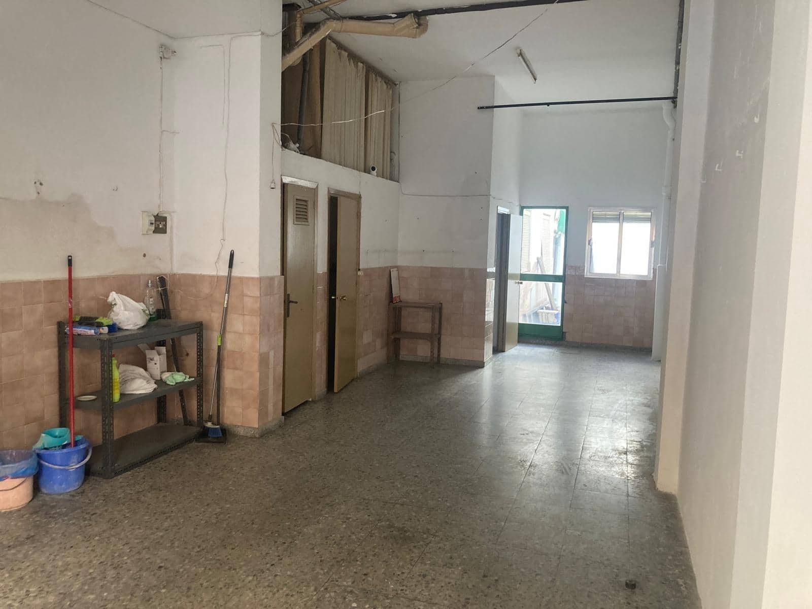 Erhverv til leje i Sevilla by med garage - € 900 (Ref: 9846300)