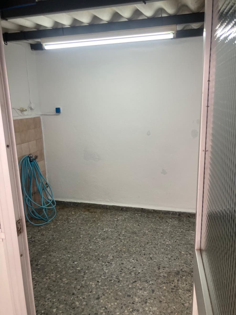 Erhverv til leje i Sevilla by med garage - € 900 (Ref: 9846300)