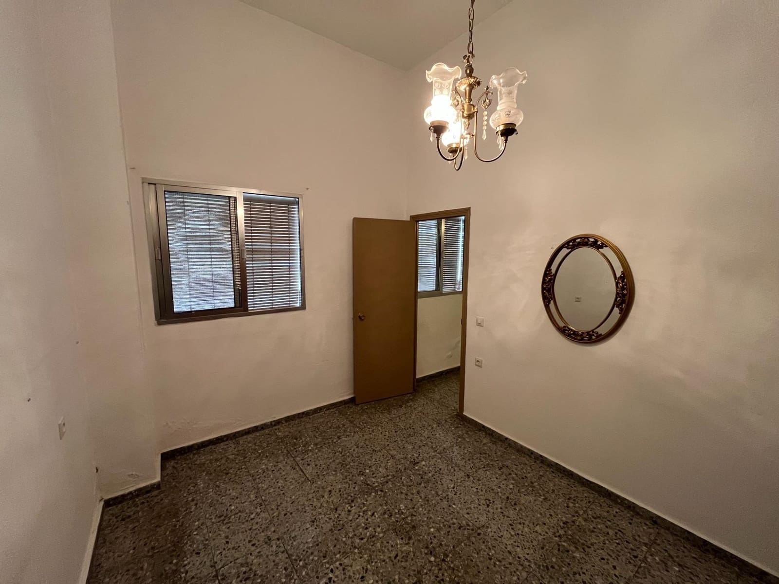 Erhverv til leje i Sevilla by med garage - € 900 (Ref: 9846300)