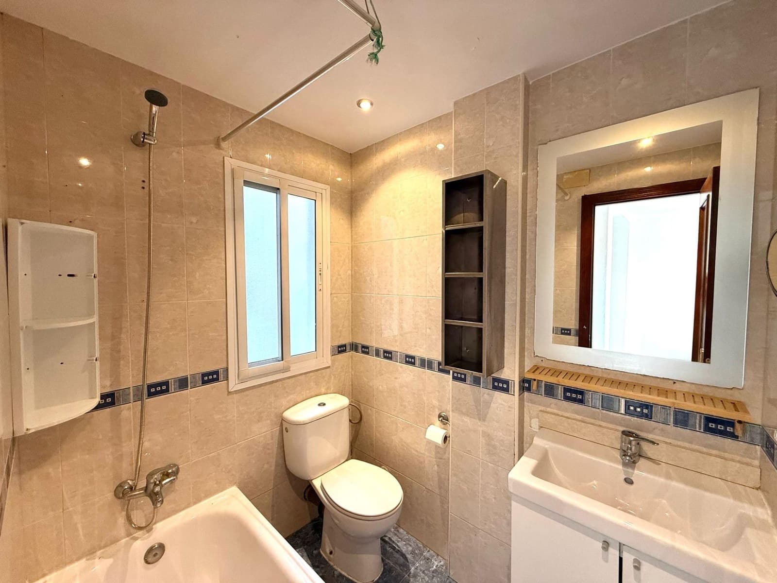 3 bedroom Flat for sale in San Juan de Aznalfarache - € 99,000 (Ref: 9849449)
