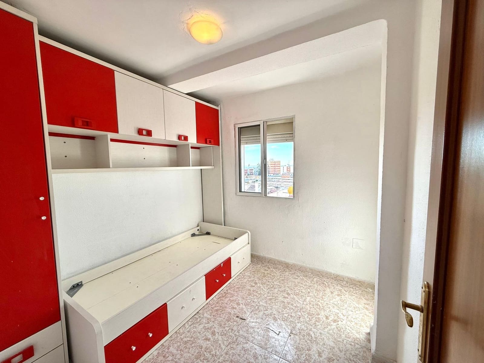 3 bedroom Flat for sale in San Juan de Aznalfarache - € 99,000 (Ref: 9849449)