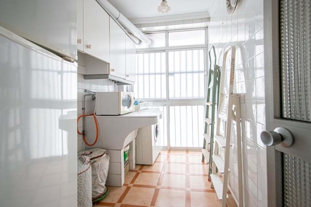 3 bedroom Flat for sale in Seville city - € 310,000 (Ref: 9851842)