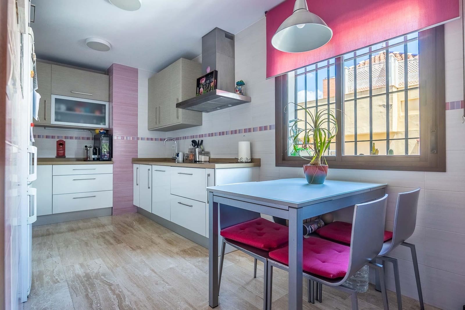 4 soverom Rekkehus til salgs i Sevilla by med garasje - € 749 000 (Ref: 9861929)