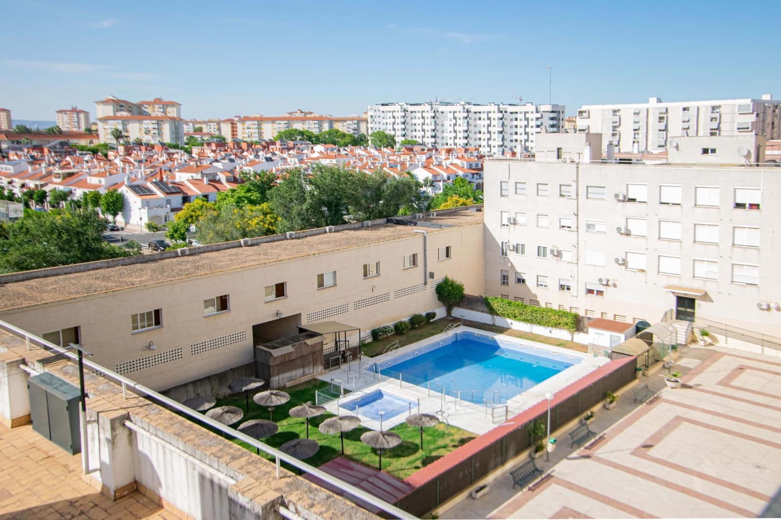 3 bedroom Flat for sale in Seville city with pool garage - € 258,000 (Ref: 9861930)