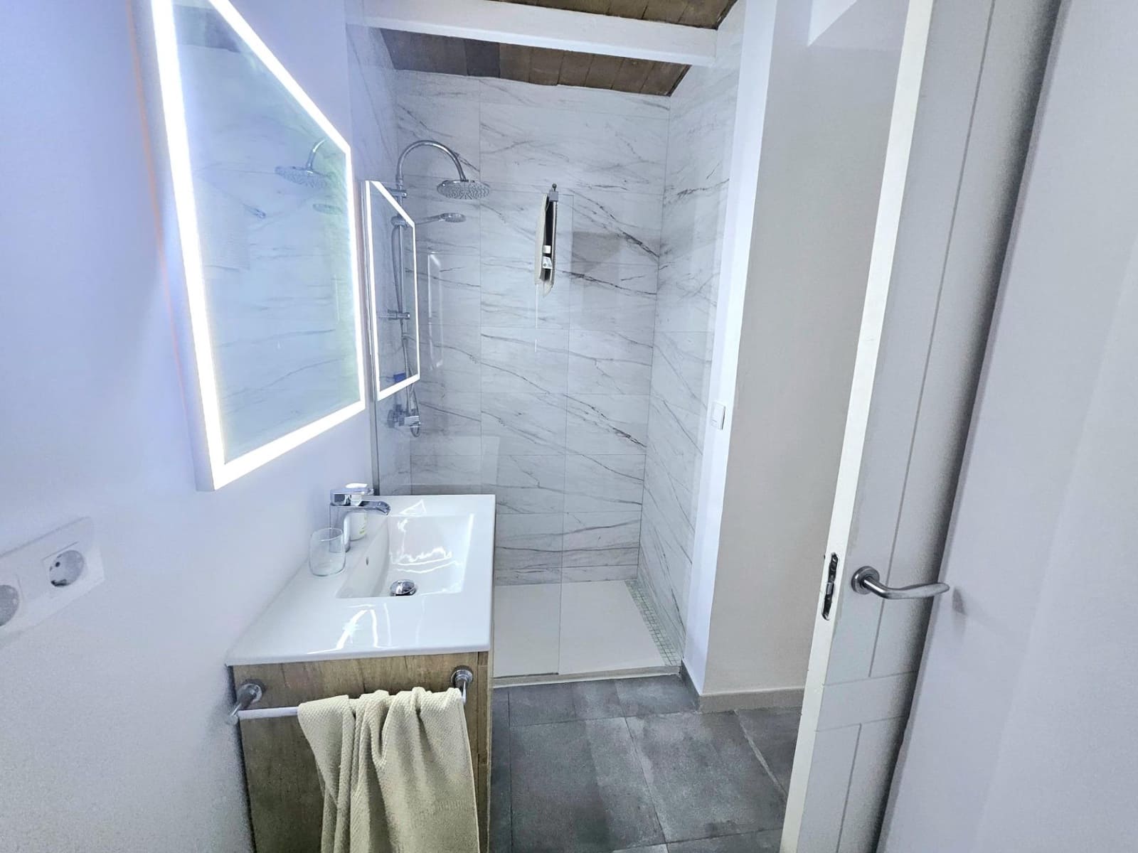 1 quarto Apartamento para arrendar em Sevilha cidade - 1 200 € (Ref: 9867078)