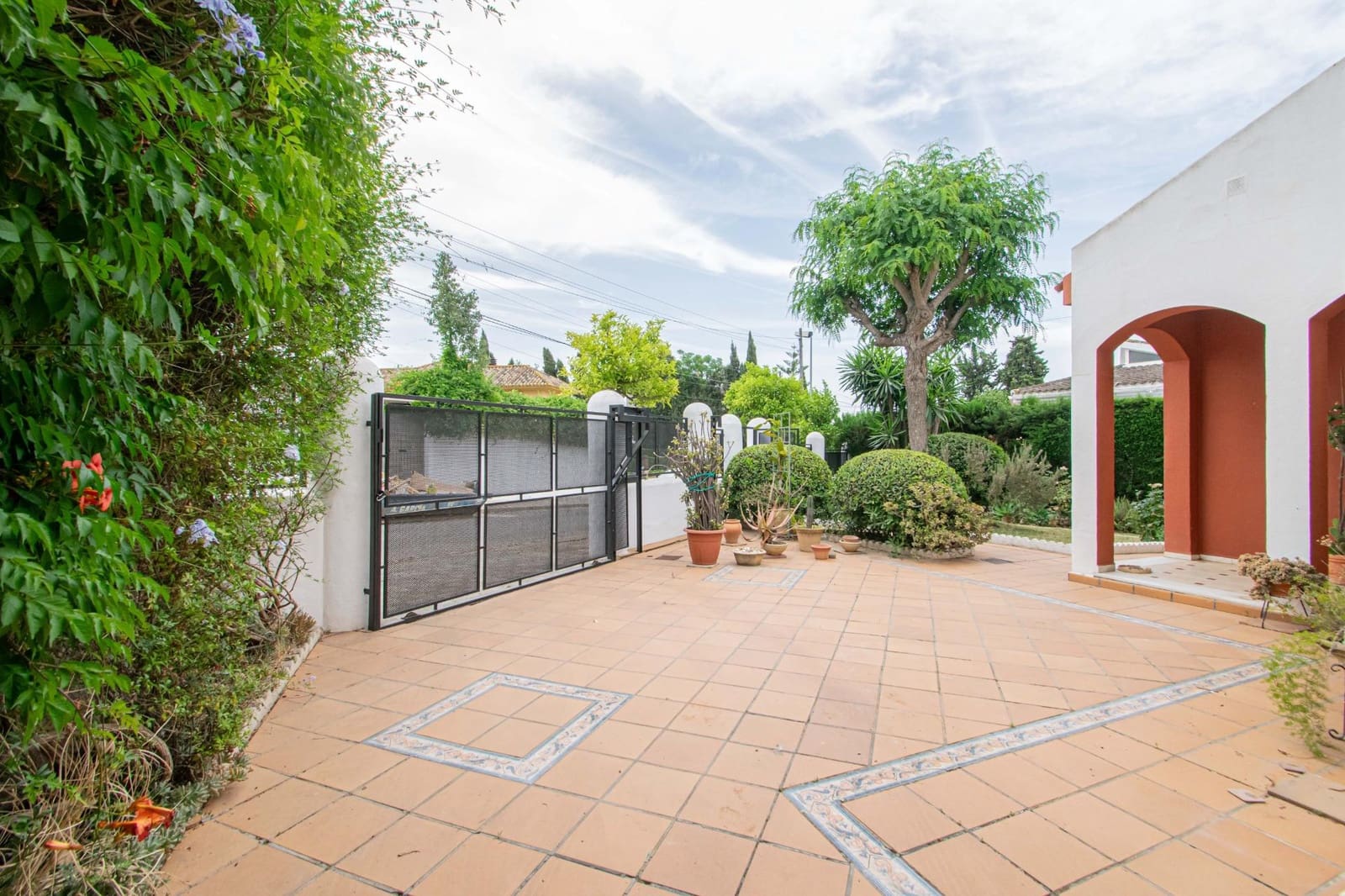 5 slaapkamer Villa te koop in Montequinto - € 650.000 (Ref: 9868660)