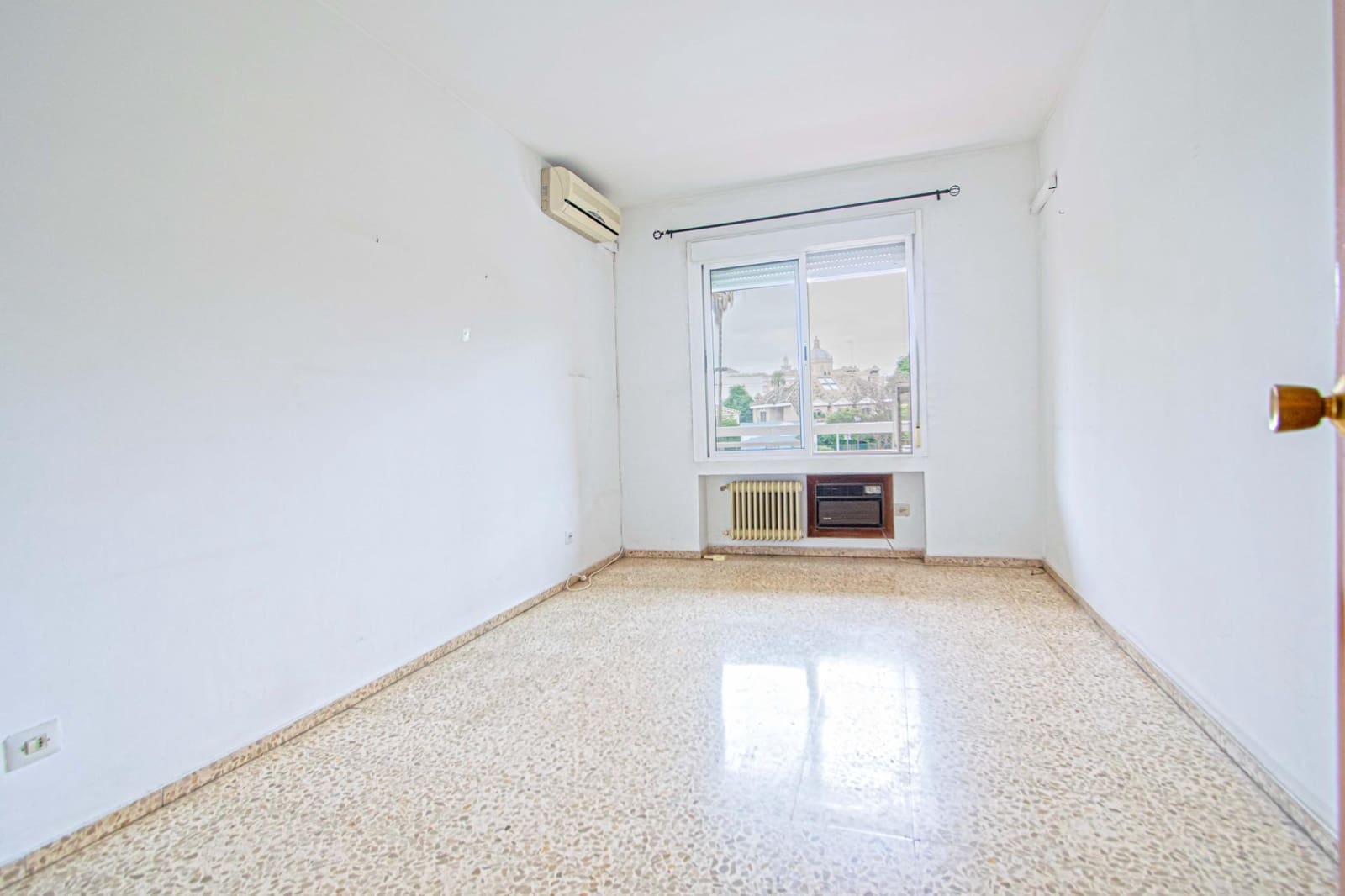 Piso de 4 habitaciones en Sevilla ciudad en venta - 370.000 € (Ref: 9873580)