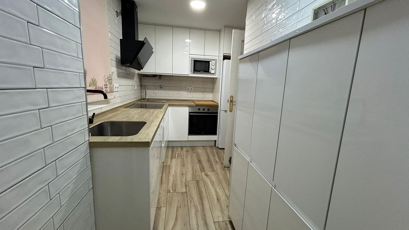 3 soverom Leilighet til leie i Sevilla by med svømmebasseng garasje - € 1 300 (Ref: 9873581)