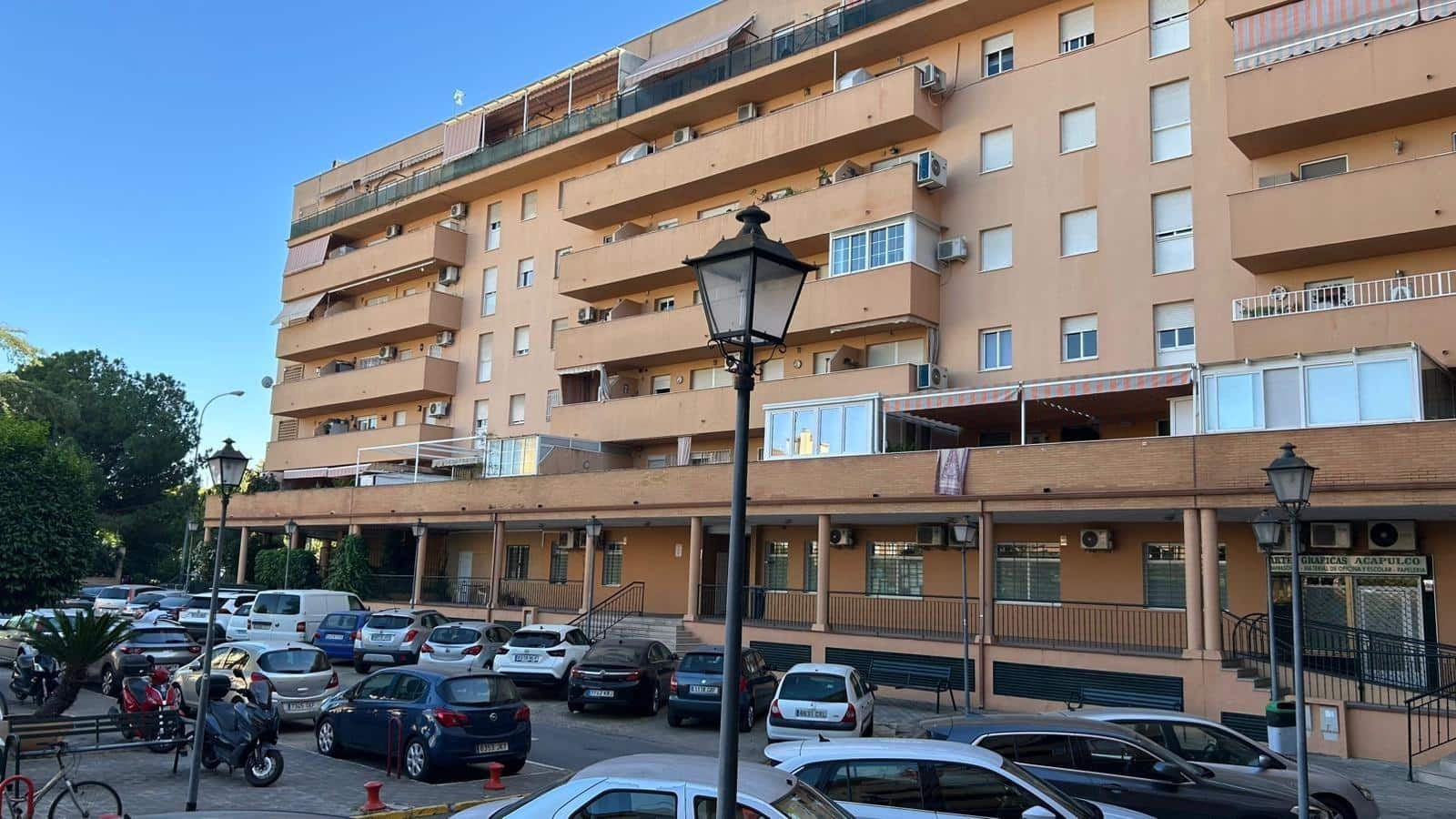 3 soverom Leilighet til leie i Sevilla by med svømmebasseng garasje - € 1 300 (Ref: 9873581)