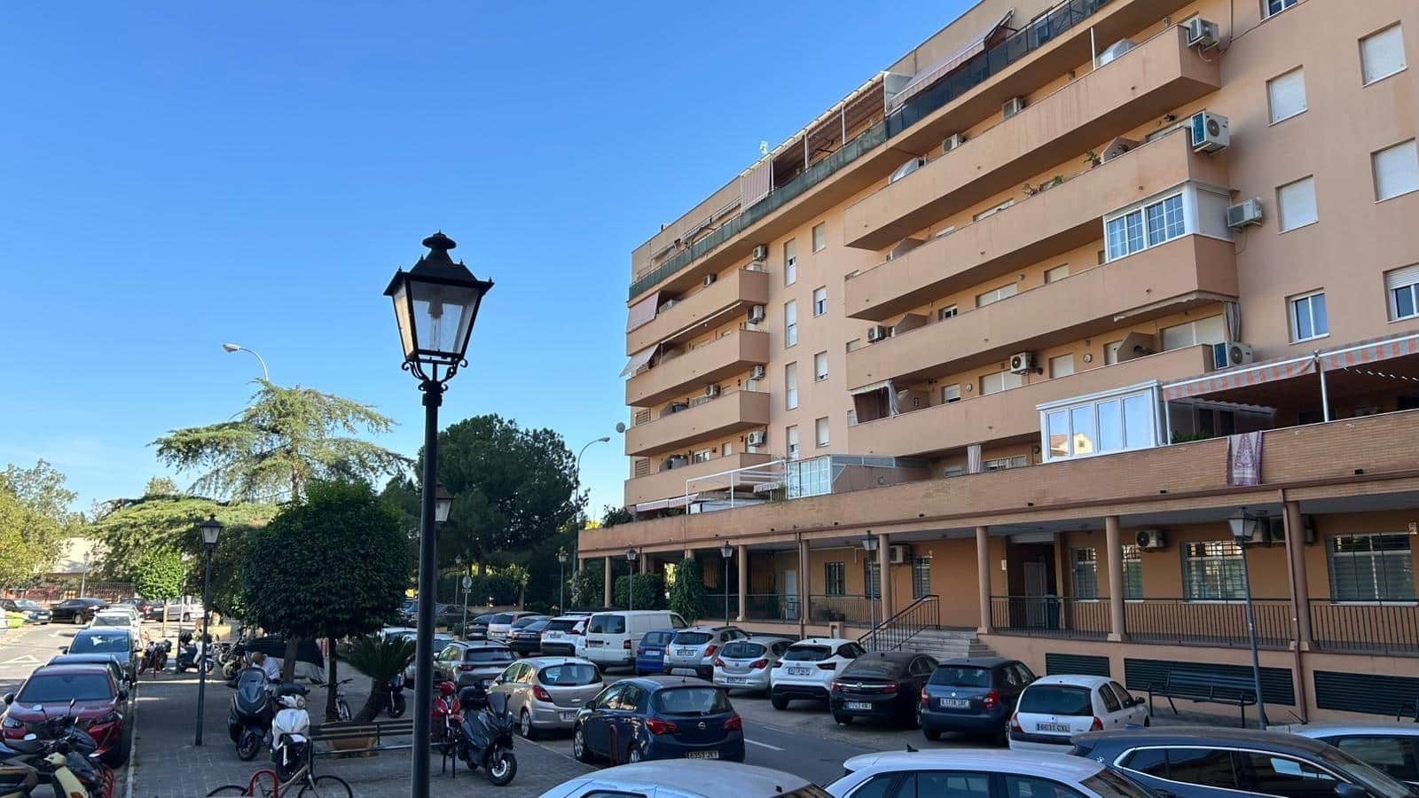 3 soverom Leilighet til leie i Sevilla by med svømmebasseng garasje - € 1 300 (Ref: 9873581)