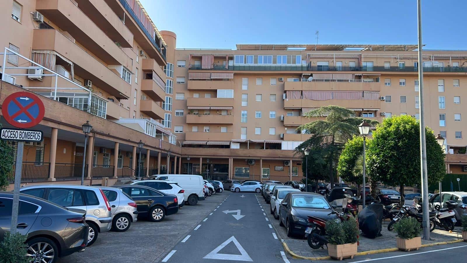 3 soverom Leilighet til leie i Sevilla by med svømmebasseng garasje - € 1 300 (Ref: 9873581)