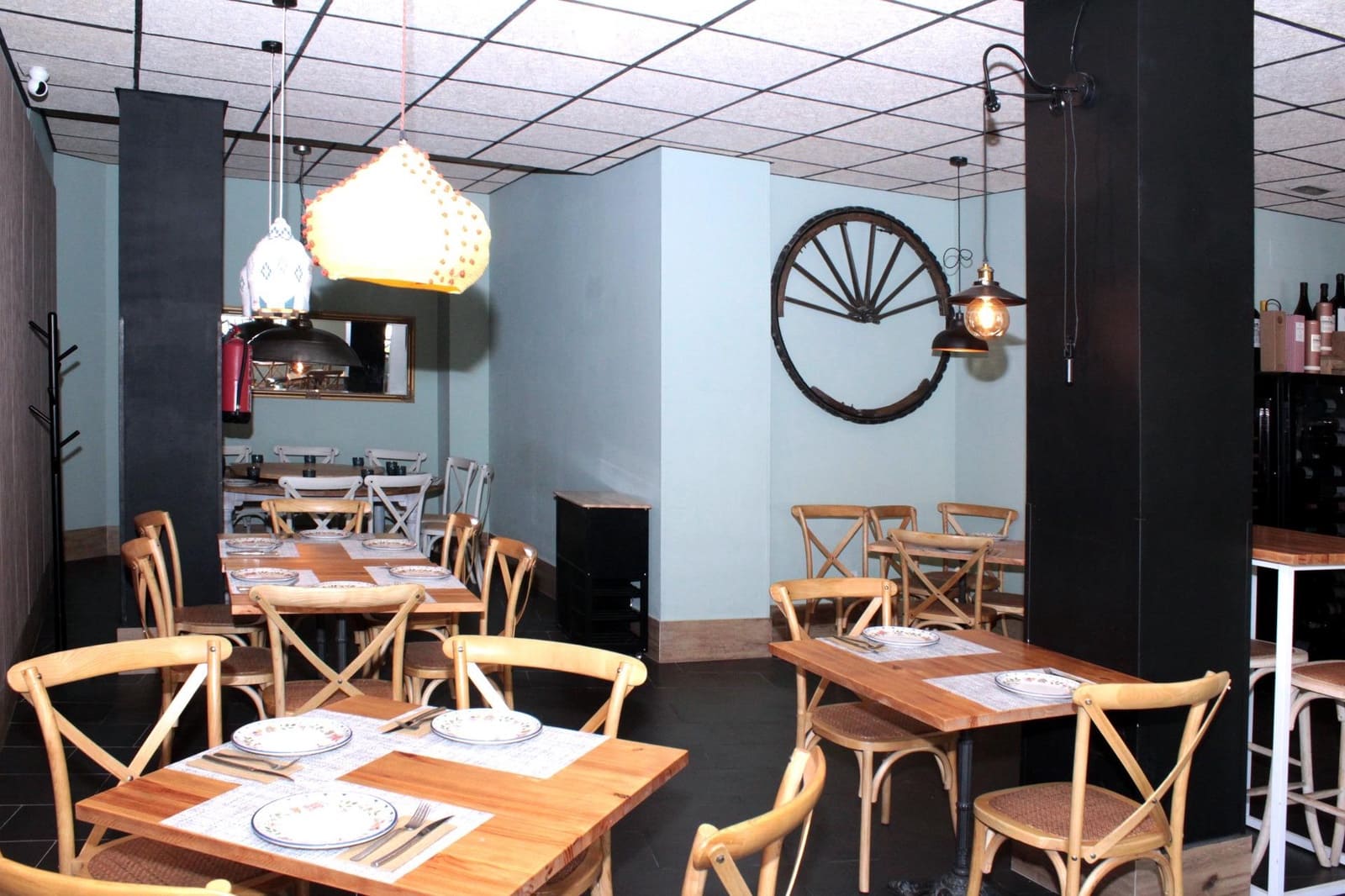 Commercial for rent in Seville city - € 1,100 (Ref: 9876499)
