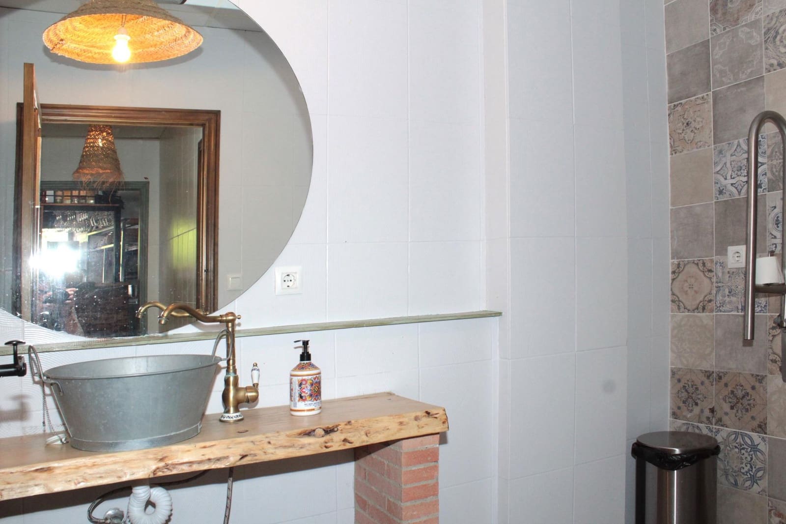 Commercial for rent in Seville city - € 1,100 (Ref: 9876499)