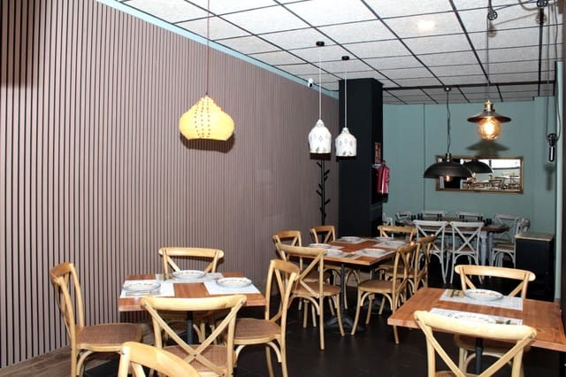 Commercial for rent in Seville city - € 1,100 (Ref: 9876499)