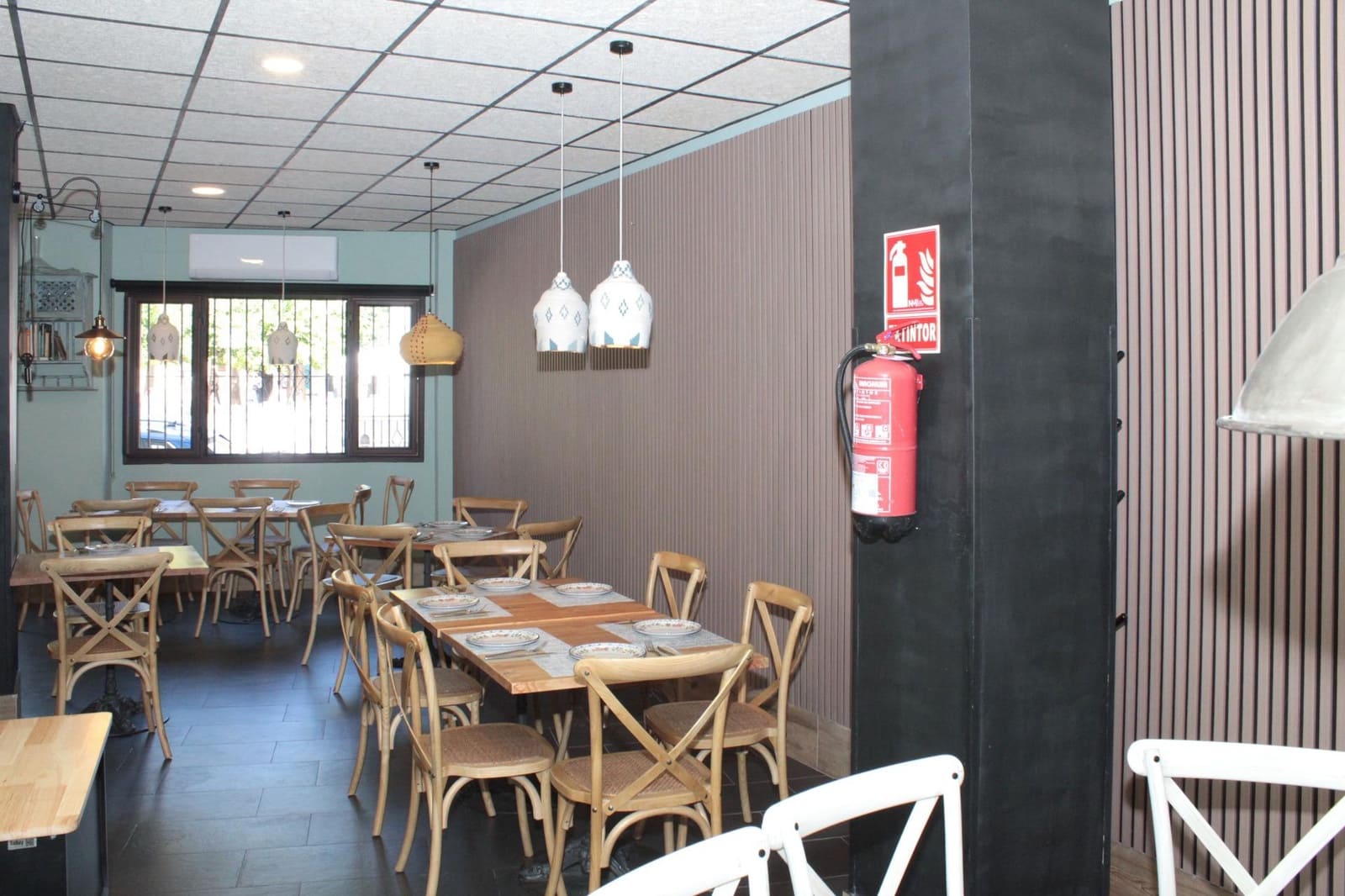Commercial for rent in Seville city - € 1,100 (Ref: 9876499)