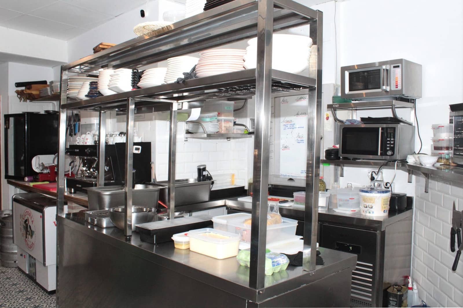 Commercial for rent in Seville city - € 1,100 (Ref: 9876499)